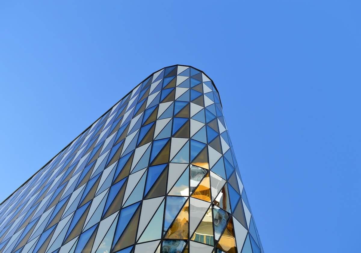 开云电竞苹果版-维特尔献歌告别法拉利 获赠巨型分站冠军纪念奖杯