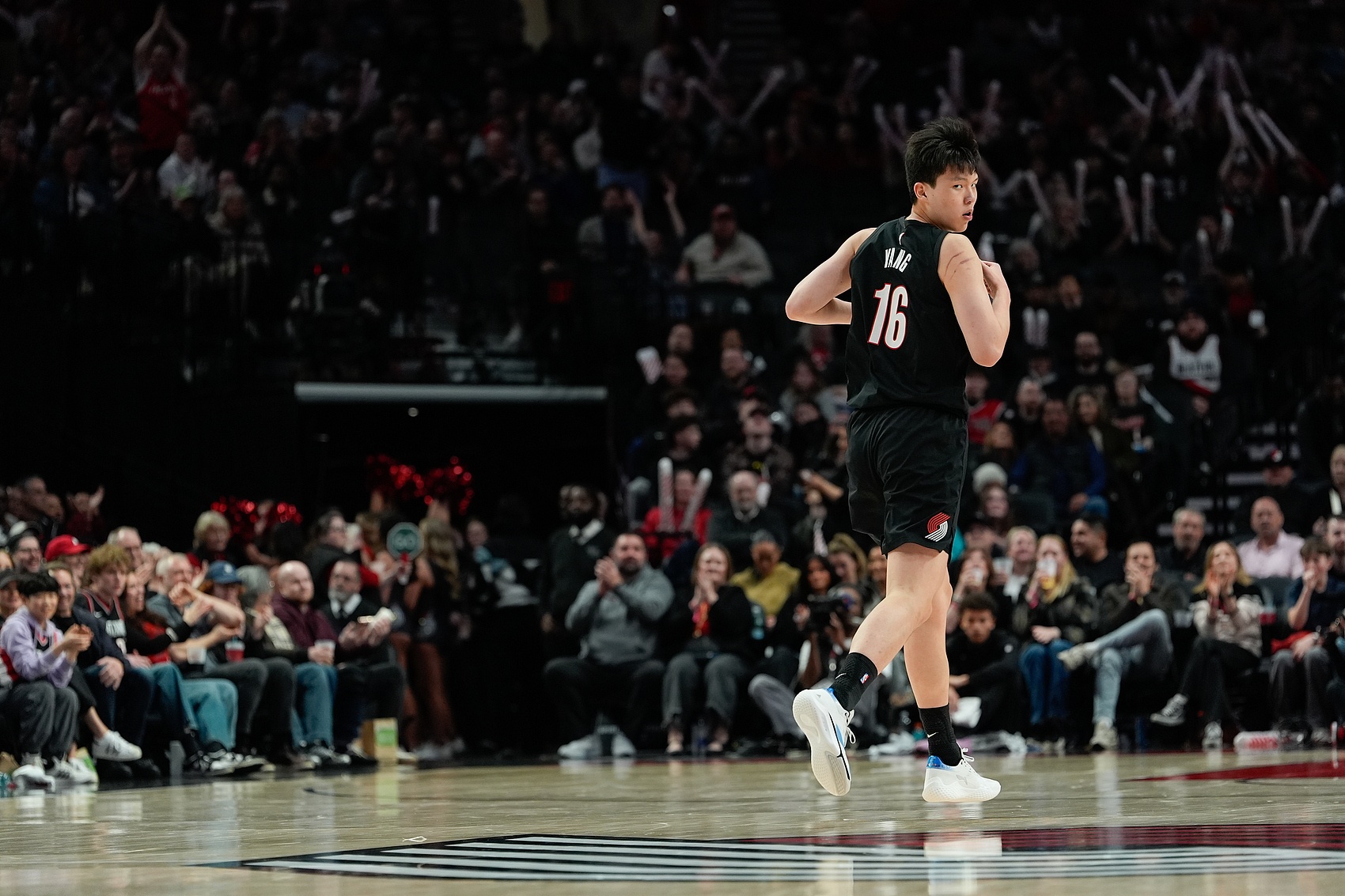 开云电竞app下载-【菜鸟】杨瀚森6分4板1帽+损失2000刀 克尼佩尔失准13分&amp;三分6中1